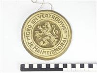 1378.2.jpg; 1378; 3 Tegels: 1) Lebuinustoren met welkomsttekst welkom boys, We thank you for the liberation, Deventer 10 april 1945 2) gips, Moed en vertrouwen met leeuw 3) afb. en tekst als 1378.1 van brons; tegel