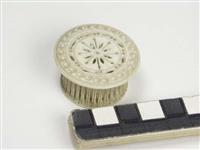 1901.02.jpg; 1901; 1) Ivoren notitieboekje met fraai gestoken voorstelling van een Japans dorp. 2) en rond ivoren doosje; notitieboek