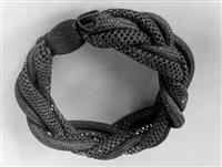 1921.jpg; 1921; Doosje met 2 armbanden van haar en 2 Armbanden van gevlochten mensenhaar; armband