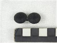 1934.3.jpg; 1934; Deventer rouw oorbellen en broche; oorknop