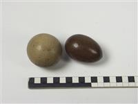 1969.3-4.jpg; 1969; 2 Akertjes, doosjes in vorm van eikel van palmhout voor pijpendoppen en 2 maasbollen; doos