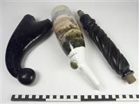 2294.jpg; 2294; Grote witte geglazuurde pijpenkop met ijsselgezicht van Deventer met schipbrug delen van roer en onderkant; pijp