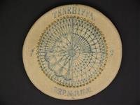 2797.03.jpg; 2797; Linnenlap met open borduurwerk, stekenlap en 4 voorbeeldkaarten met kant en open naaldwerk, rond raam met opgedrukt voorbeeld voor cirkel Teneriffa DRP No. 147010 met rand kraaltjes in goudkleur; kantwerk