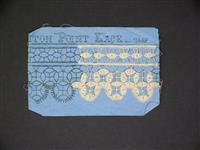 2797.05.jpg; 2797; Linnenlap met open borduurwerk, stekenlap en 4 voorbeeldkaarten met kant en open naaldwerk, rond raam met opgedrukt voorbeeld voor cirkel Teneriffa DRP No. 147010 met rand kraaltjes in goudkleur; kantwerk