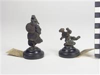 2951.2.jpg; 2951; Vergrootglas, 2 figuurtjes van gesmolten centen en een dragentfiguurtje; vergrootglas