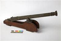 3314.2.jpg; 3314; Scheepskanon op houten onderstel; kanon