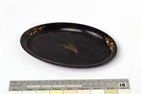 3608blad.jpg; 3608; Ovale zwarte trommel op blad met parelmoer inlegwerk; koektrommel