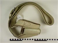 H2004-0632.3.jpg; H2004-0632; Vaandel, vaandeltop met medailles en vaandeldrager in blauwe zak van muziekvereniging 'Ons Ideaal', Deventer/ opgericht 12 augustus 1912; vaandel