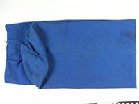 H2004-0632.4.jpg; H2004-0632; Vaandel, vaandeltop met medailles en vaandeldrager in blauwe zak van muziekvereniging 'Ons Ideaal', Deventer/ opgericht 12 augustus 1912; vaandel