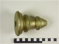 H2004-0632.5.jpg; H2004-0632; Vaandel, vaandeltop met medailles en vaandeldrager in blauwe zak van muziekvereniging 'Ons Ideaal', Deventer/ opgericht 12 augustus 1912; vaandel