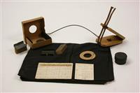 H2012-0002.1_los_materiaal.jpg; H2012-0002; Fototoestel en statief van fotograaf J. J. Meinsma; camera