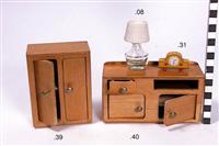 S2003-589.08,31,39,40.jpg; S2003-0589; Poppenhuistoebehoren bestaande uit twee kinderstoelen, kast, twee dressoirs, aanrecht, vleugel, klok, twee planten, fornuis, drie pannen, vijf tafels, zes eettafel stoelen, zitbank, twee stoelen, twee hobbelpaarden, radio, lamp, bed met beddengoed, toilet, servies en zeven poppen; kinderstoel