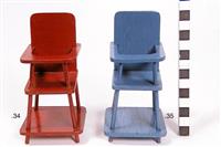 S2003-589.34,35.jpg; S2003-0589; Poppenhuistoebehoren bestaande uit twee kinderstoelen, kast, twee dressoirs, aanrecht, vleugel, klok, twee planten, fornuis, drie pannen, vijf tafels, zes eettafel stoelen, zitbank, twee stoelen, twee hobbelpaarden, radio, lamp, bed met beddengoed, toilet, servies en zeven poppen; kinderstoel