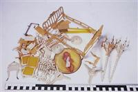 S2003-782.jpg; S2003-0782; Doos met losse onderdelen van poppenhuismeubilair, bestaande uit onder andere een bed, 4 stoelen, kaptafel, 2 grote kandelaars, 1 kleine kandelaar, schoenlepel en een baby; poppenhuismeubel