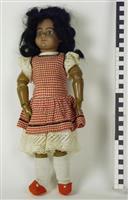 S2004-606.2.jpg; S2004-0606; Twee poppen Roodkapje met drie gezichten, negerpop Sara; Afrikaans uiterlijk