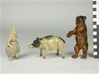 S2006-0010.03,04,05.jpg; S2006-0010; Circusfiguren en attributen met directeur, stalmeester, 2 olifanten, beer, poes, varken, 3 paarden met zadeldek en panneau-zadel, hond. ruiter, 2 aapjes, danseres,stoel, driewieler, 3 postamenten en pauzebordje en diverse hekjes met blauwe streepdecoratie; Circus