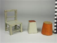 S2006-0010.06,08,09.jpg; S2006-0010; Circusfiguren en attributen met directeur, stalmeester, 2 olifanten, beer, poes, varken, 3 paarden met zadeldek en panneau-zadel, hond. ruiter, 2 aapjes, danseres,stoel, driewieler, 3 postamenten en pauzebordje en diverse hekjes met blauwe streepdecoratie; Circus