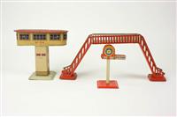 S2010-0080.2,3,4.jpg; S2010-0080; Station, seinhuis, loopbrug en wegwijzer met klok; station