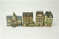 S2010-0099.12-15.jpg; S2010-0099; 22 Gebouwen van bouwpaketten voor bij modelspoorbaan H0, huizen, hotels, stadhuis, winkels en terras; huis