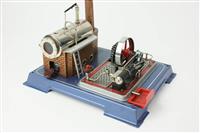 S2011-0001.1.jpg; S2011-0001; Stoommachine, 2 x transmissie-as, een transmissie hoekopstelling en zakje met onderdelen en aandrijfspiralen; stoommachine