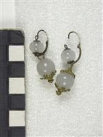 1927.2.jpg; 1927; Ketting van wit cornalijn en oorbellen met ster; ketting