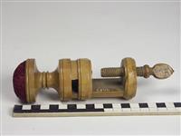 2046.2.jpg; 2046; 2 Speldenkussens met houten schroef om aan tafel vast te maken; speldenkussen